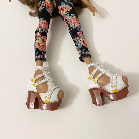 Bratz Yasmin Doll Flaws - Picture 5 of 14
